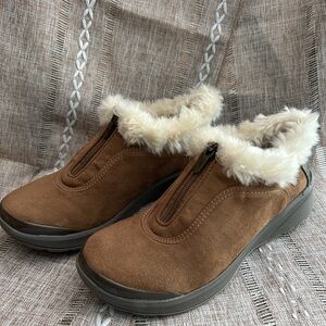 BZees Women's, Golden Zip Bootie with faux fur lining.